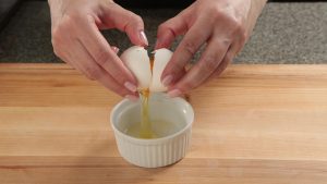 how to crack an egg