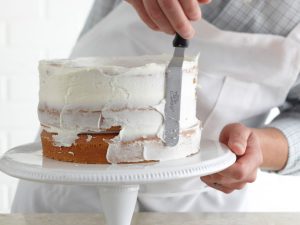 how do you icing a cake