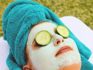 why do people put cucmbers on eyes