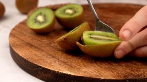 how to eat kiwi