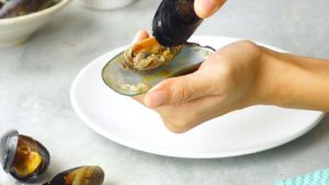 how to eat mussels