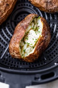 how long to cook baked potatoes in air fryer