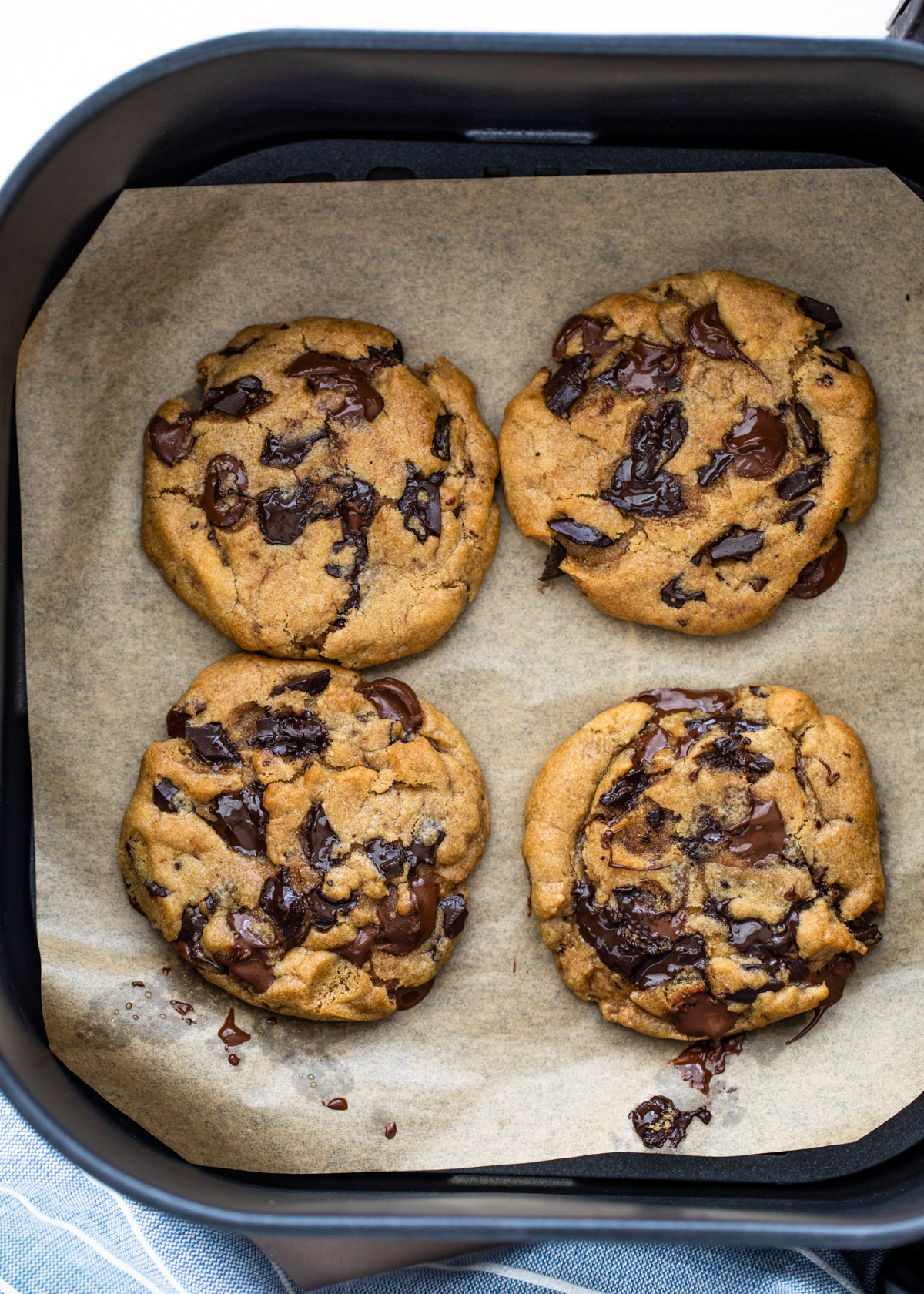 how long to bake cookies in air fryer