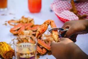 what to eat with crab