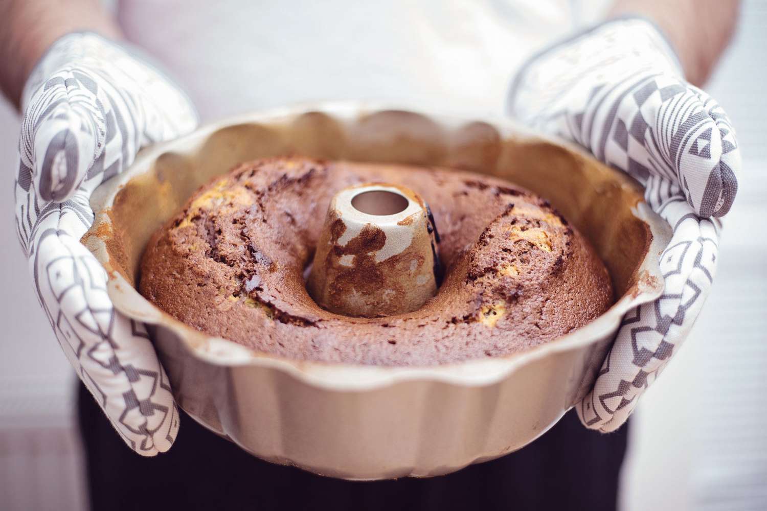 how to get a cake out of a bundt pan