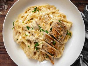 how would you descrivbe alefredo chicken pasta