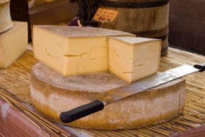 what does gruyere cheese taste like