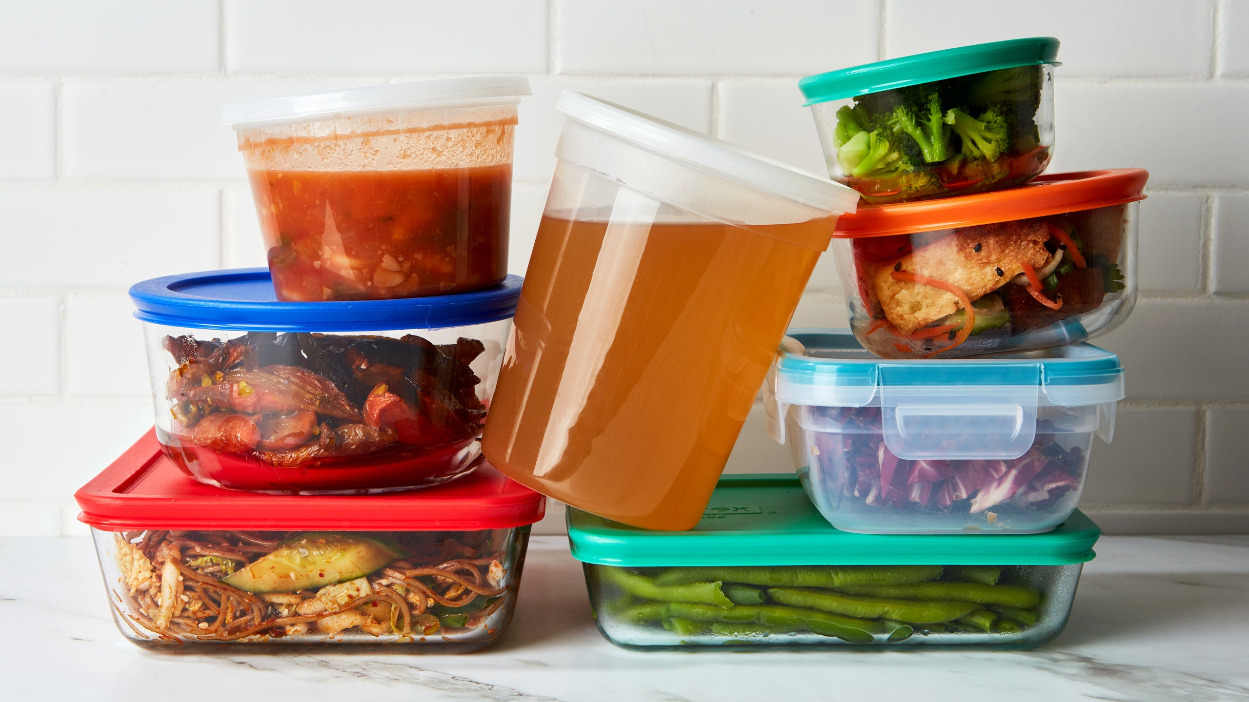 is it bad to put hot food in the fridge