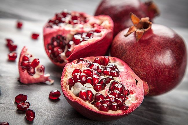 what does pomegranate taste like