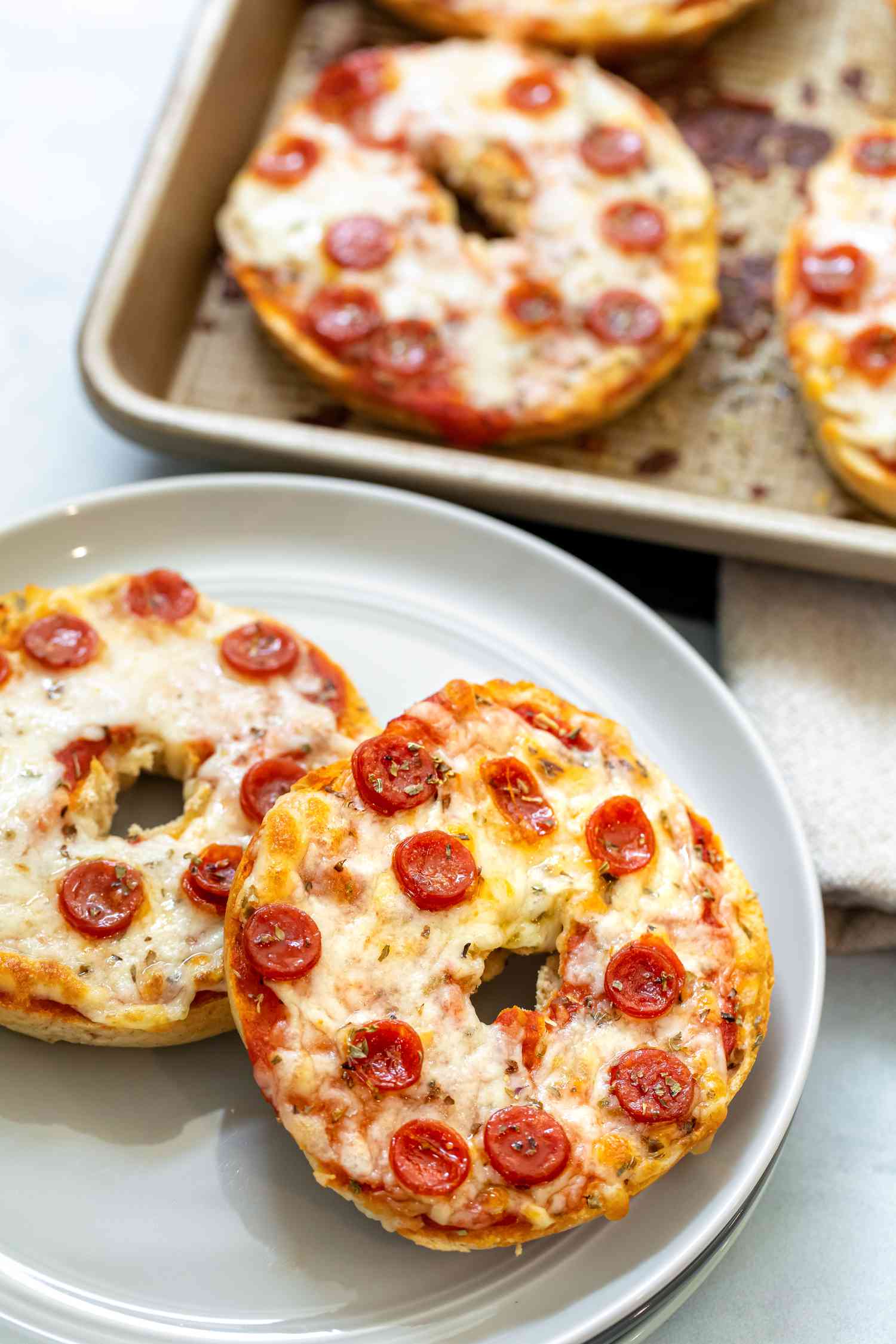 how to make pizza bagels
