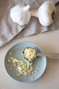 how to mince garlic