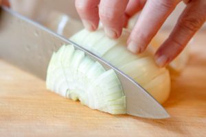 how to cut an onion