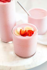 how to make a strawberry banana smoothie