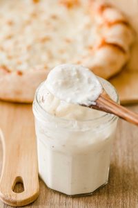 what is white sauce on pizza