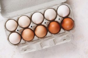 what is the difference between white and brown eggs