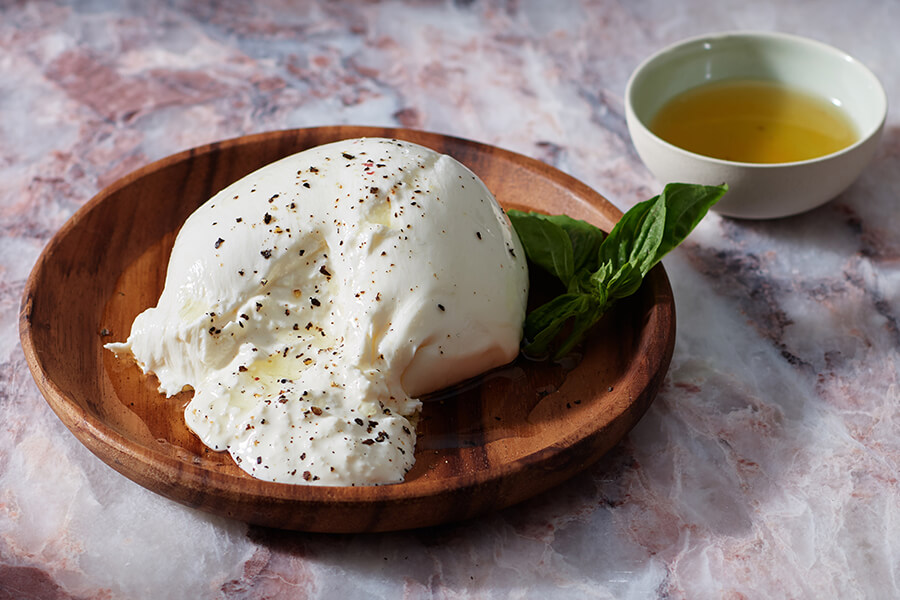 what does burrata cheese taste like