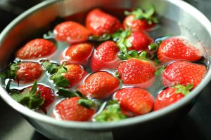 how to clean strawberries with vinegar