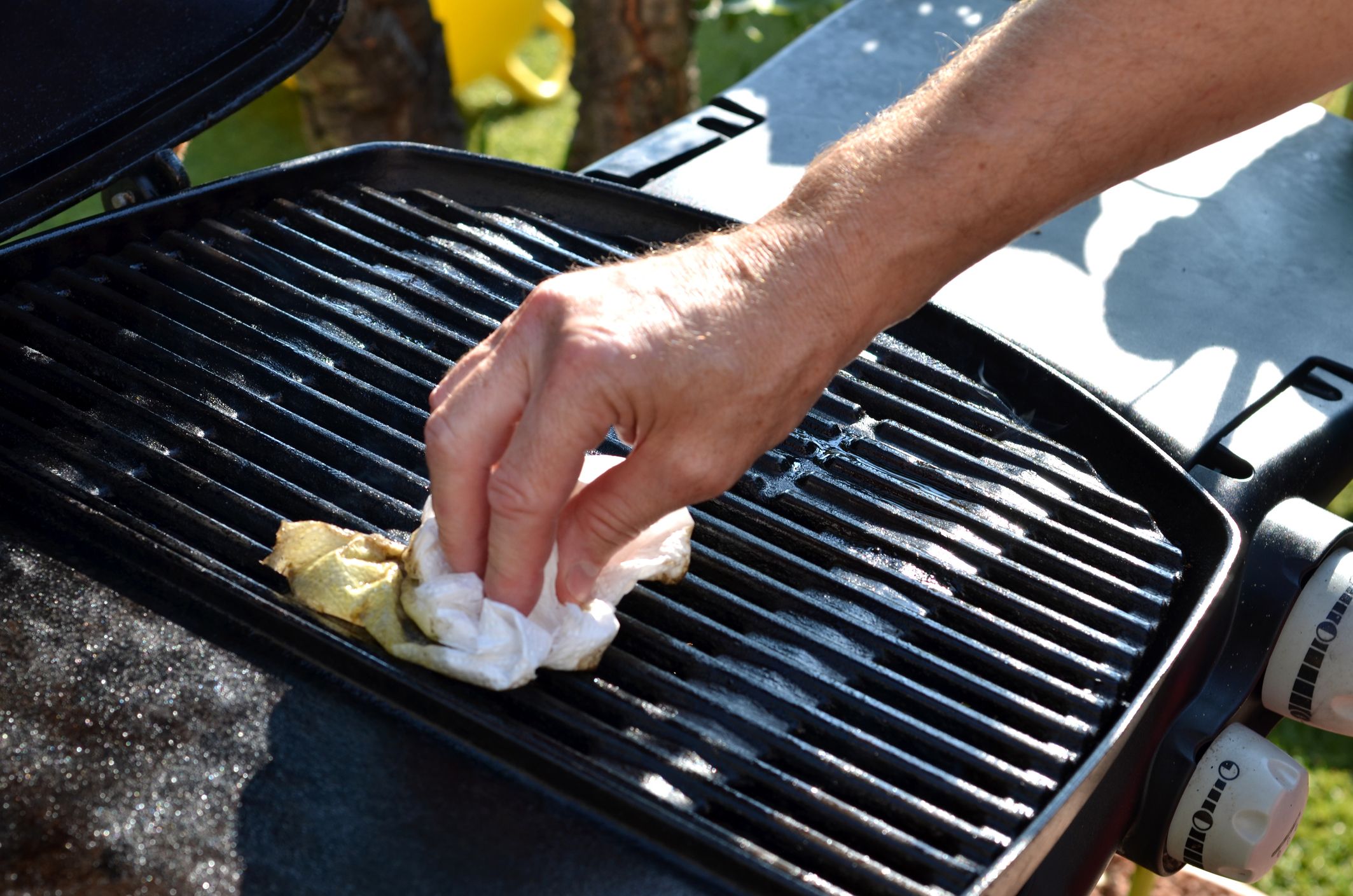 how do you clean barbecue grill