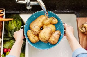 how to clean potatoes