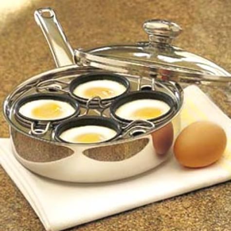 how to poach eggs in an egg poacher