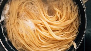 should you cut spahgetti