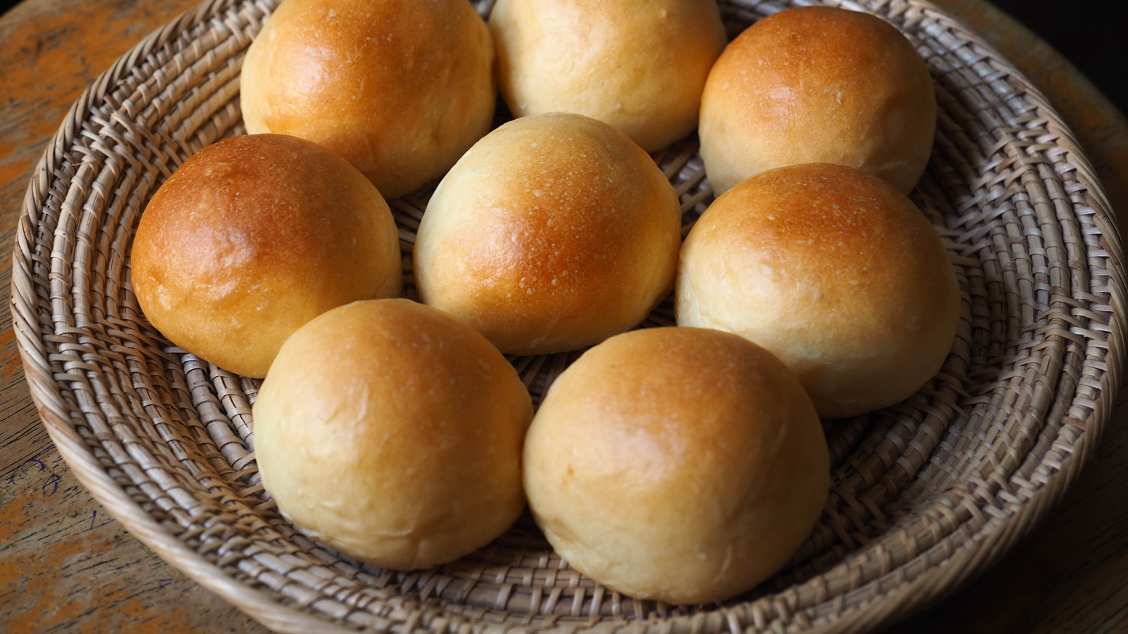 how do you reheat dinner rolls