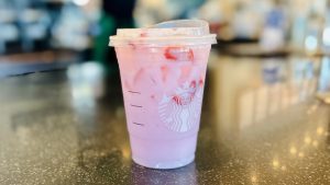 does the pink drink at starbucks have caffeine