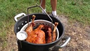 how much peanut oil to fry a turkey
