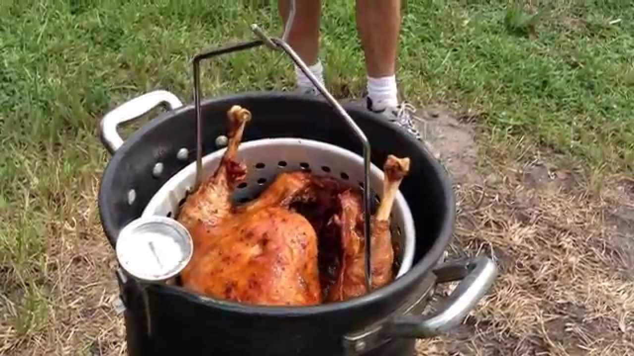 how much peanut oil to fry a turkey