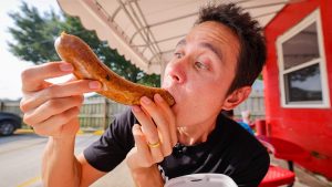 how to eat saucage