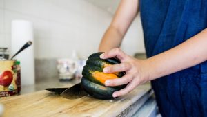 how to cut acorn squash