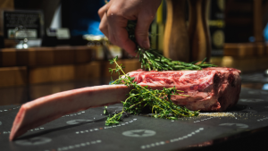 how long to leave steak out before cooking