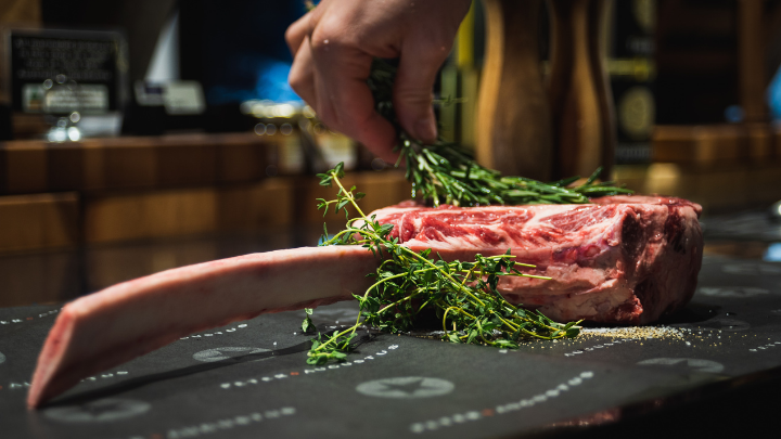how long to leave steak out before cooking
