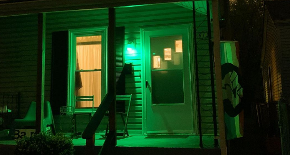 what does a green porch light mean