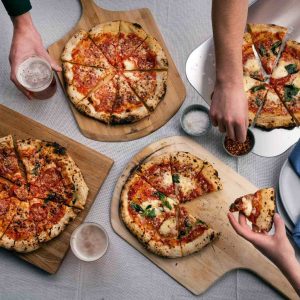How to Make Pizza for a Crowd: Expert Tips and Fun Recipes