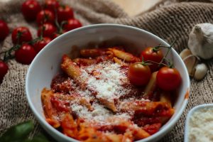 How to make TikTok feta pasta with cherry tomatoes?