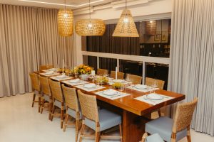 How to set up a gorgeous backyard table for an outdoor summer dinner party?