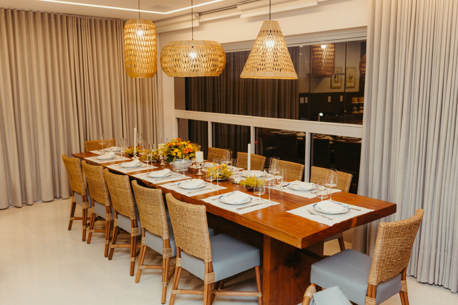How to set up a gorgeous backyard table for an outdoor summer dinner party?