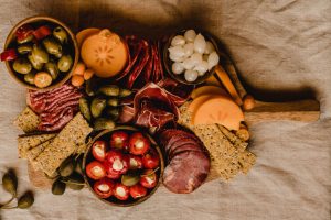How to build a balanced charcuterie board with the perfect meat and cheese ratio?