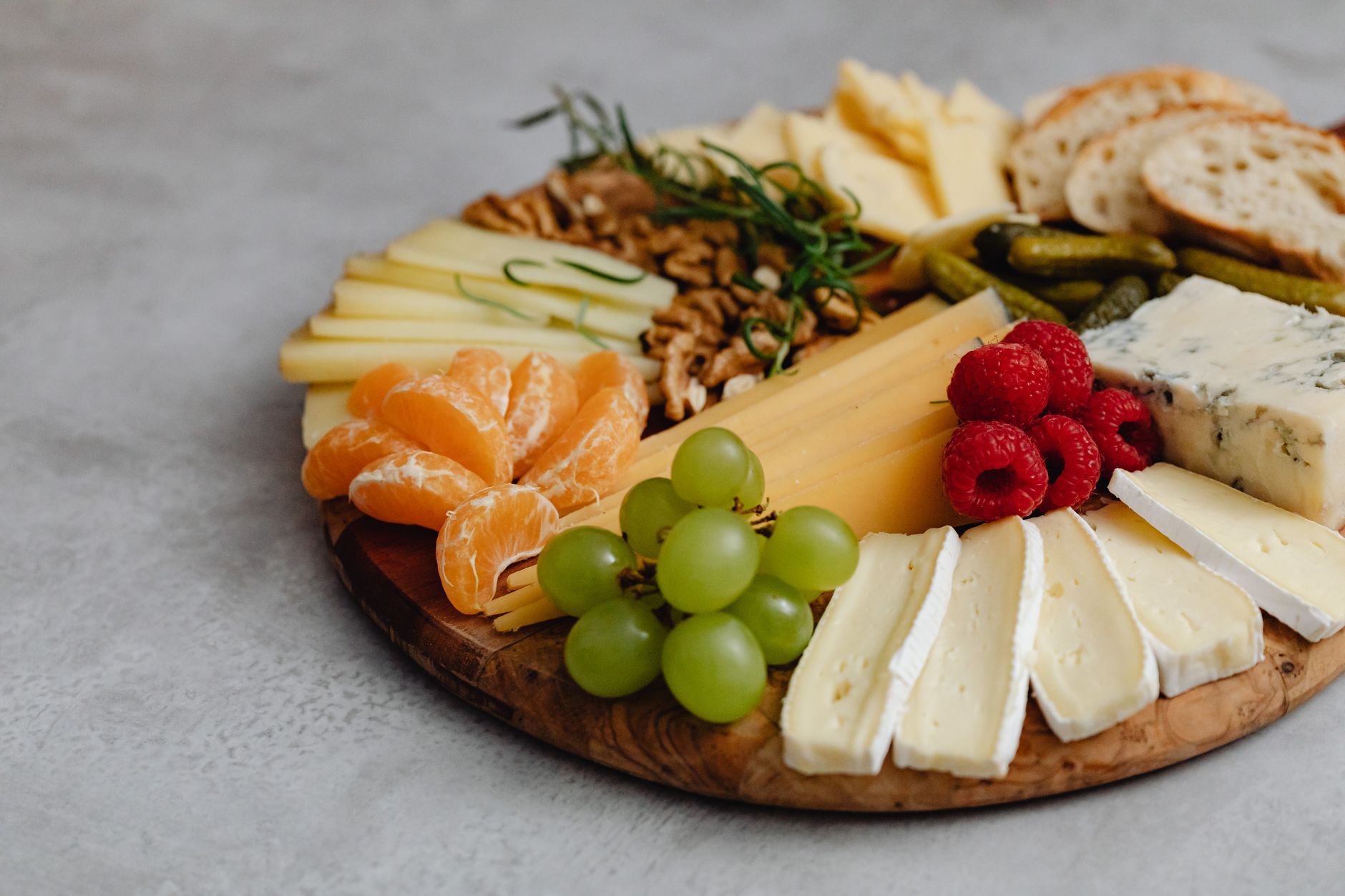 What are the best crackers and breads to include on a luxury cheese board?