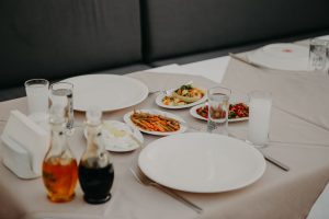 What shape and color of dinnerware makes food look the most appetizing?