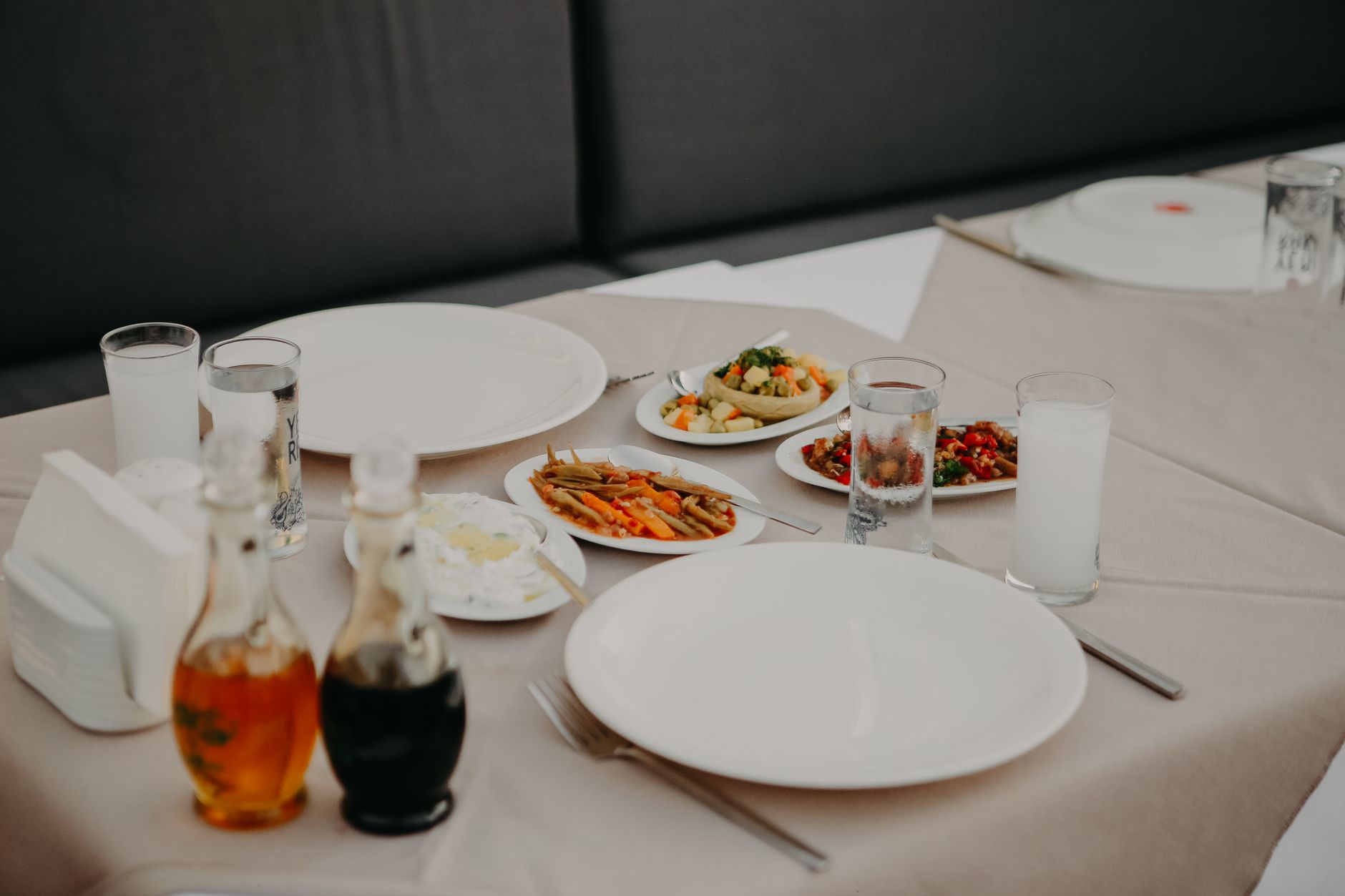 What shape and color of dinnerware makes food look the most appetizing?