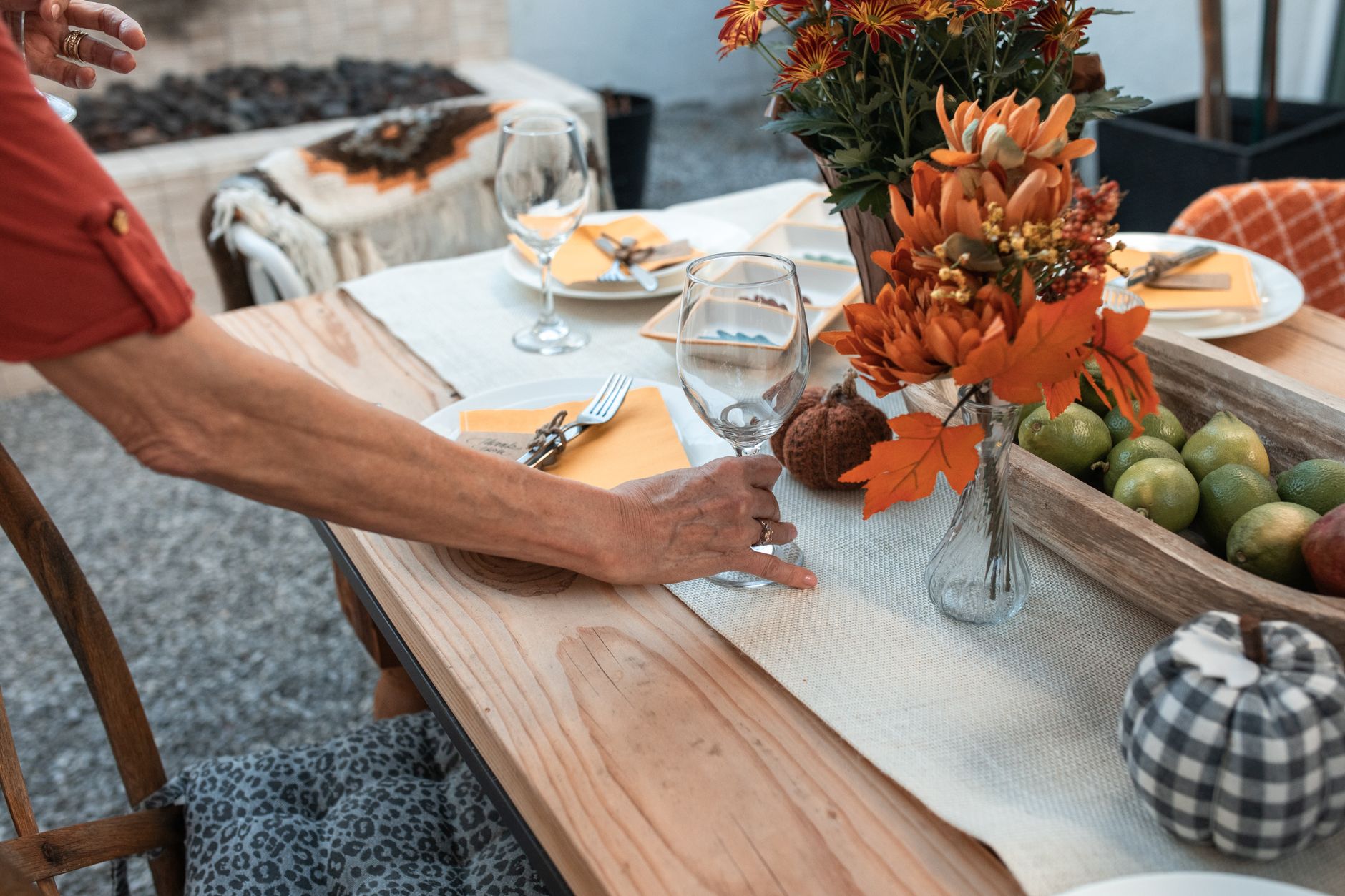 How to choose the right napkin fold style for a casual friendsgiving table setup?