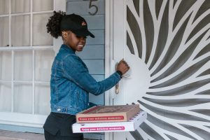 What are the standard tipping norms for pizza delivery and takeout orders in the US?