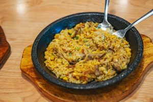 How to make a flavorful chicken and rice dinner in one skillet under 30 minutes?