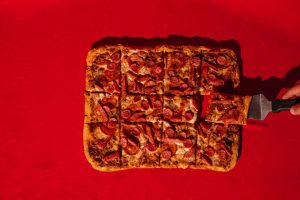 How to replicate the childhood school cafeteria pizza crust at home?