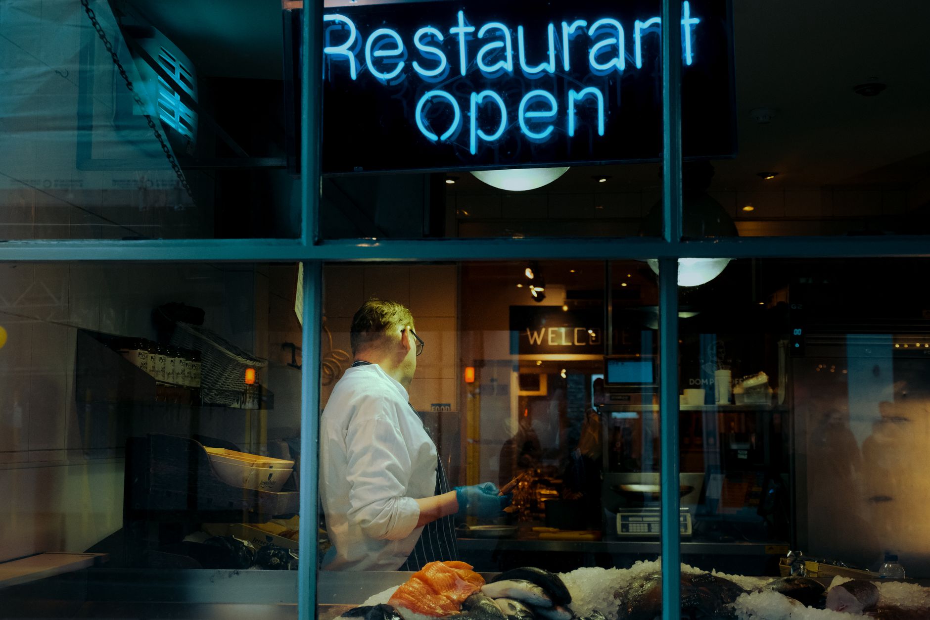 What are the red flags you should look for when walking into a seafood restaurant?