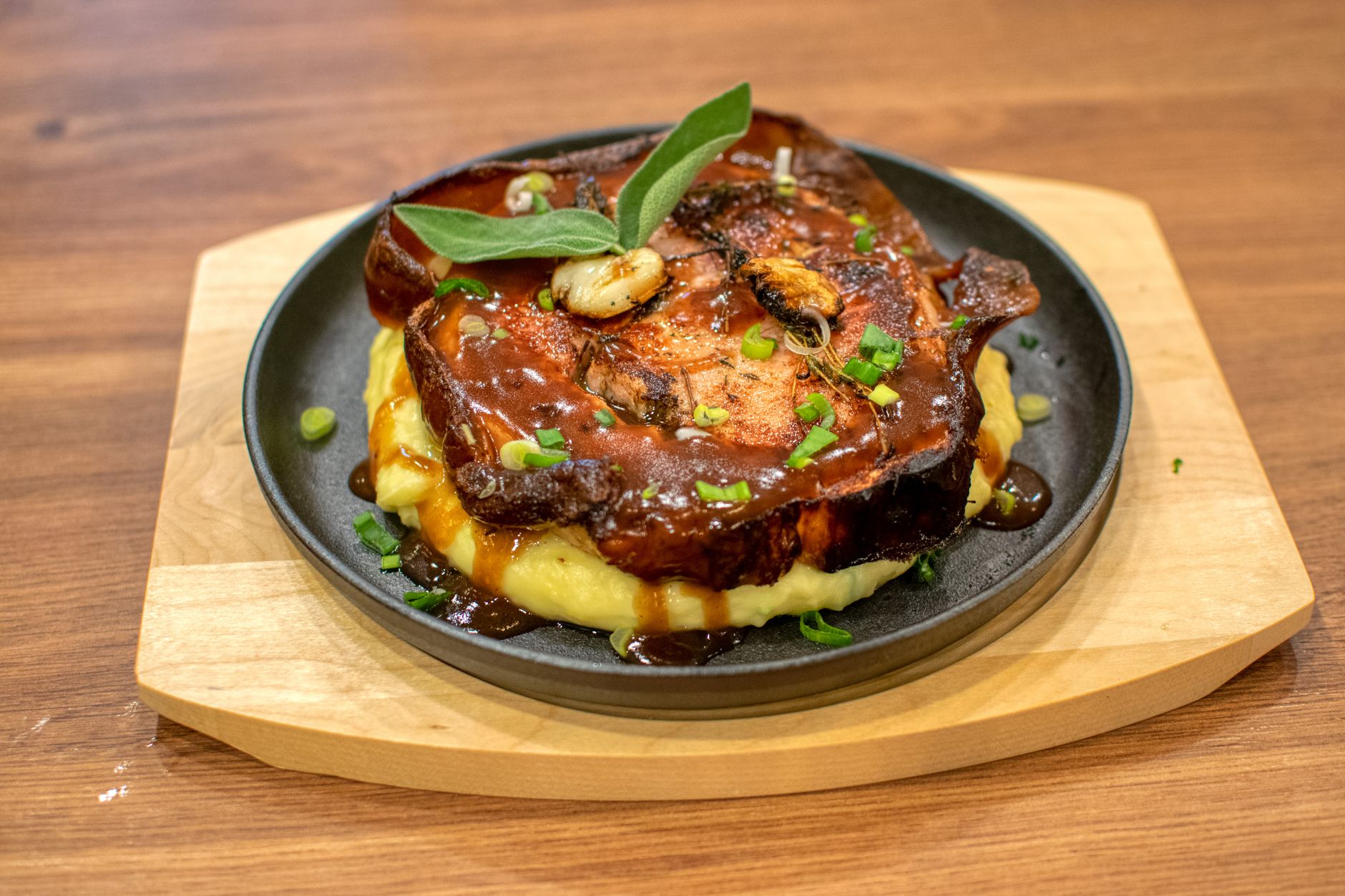 How to make classic Southern smothered pork chops with rich onion gravy?